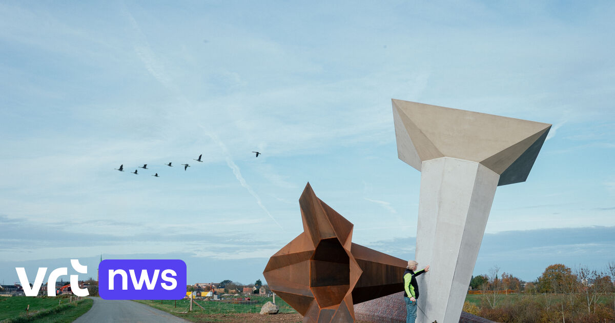 "Kunst an der Maas": Ein neues Kunstwerk in Maaseik stellt Kirchtürme der Region "auf dem Kopf" dar