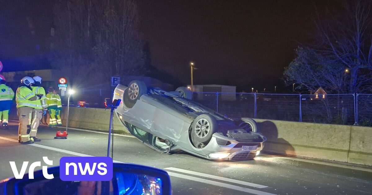 Auto over de kop op A12 op grens in Aartselaar: 1 gewonde