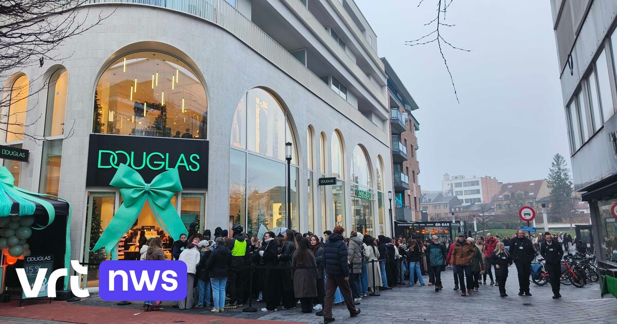 Grote wachtrij voor opening Douglas in Hasselt: 
