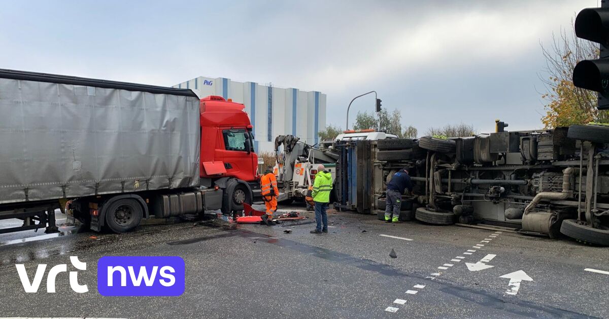 Vuilniswagen kantelt na botsing met vrachtwagen in Mechelen