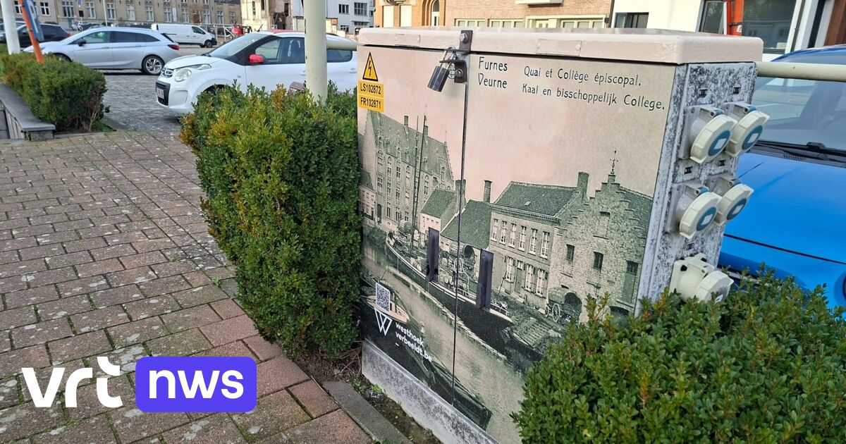 Elektriciteitskasten in de Westhoek versierd met stickers van oude postkaarten: 