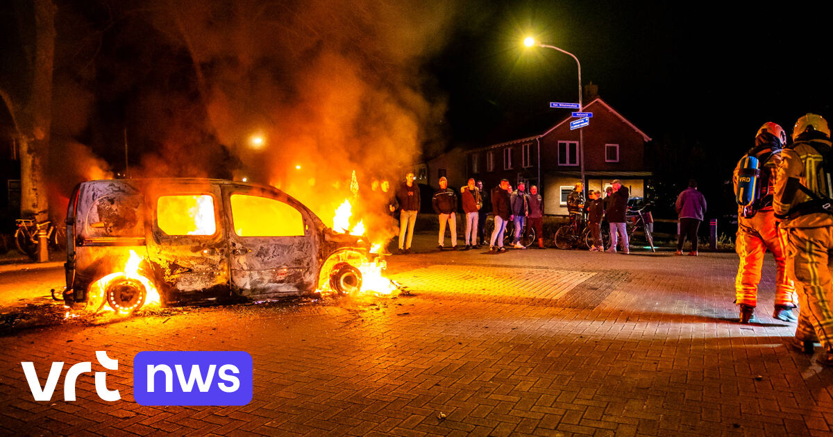 Vijf autobranden in een nacht in Nederland: jongeren zingen rond brandende bestelbus in Smilde