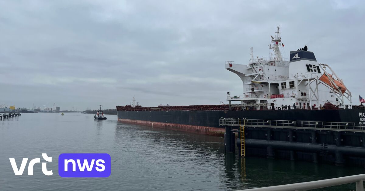 Breedste schip ooit vaart door Kanaal Gent-Terneuzen dankzij nieuwe zeesluis