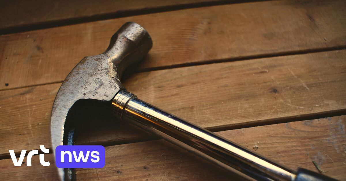 Vader geeft zoon rake klappen met hamer in Mechelen: onderzoeksrechter stuurt hem naar de cel