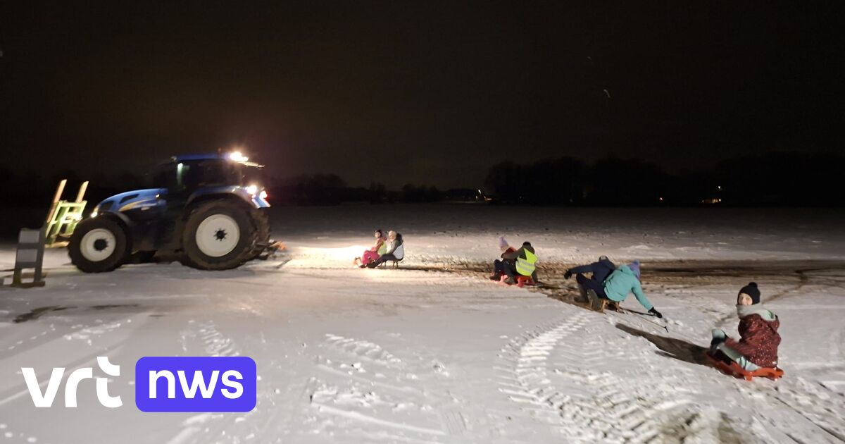Boer trekt kinderen op sleeën met tractor langs de velden in Wiekevorst: 