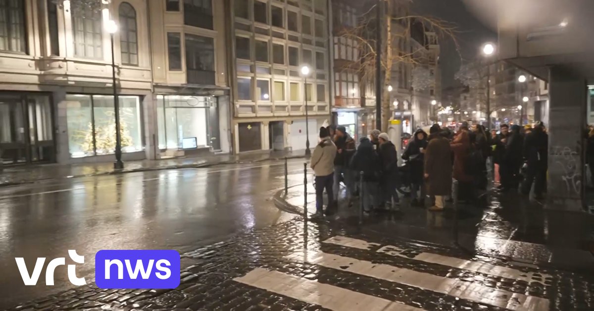 政府の遅れを理由にブリュッセル議会での新年レセプションに反対する市民デモ