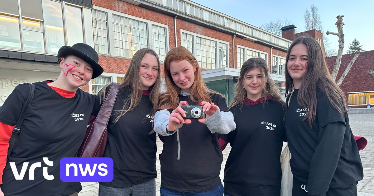 Eerste Chrysostomos zonder smartphones in Sint-Franciscuscollege in Heusden-Zolder: digitale camera'