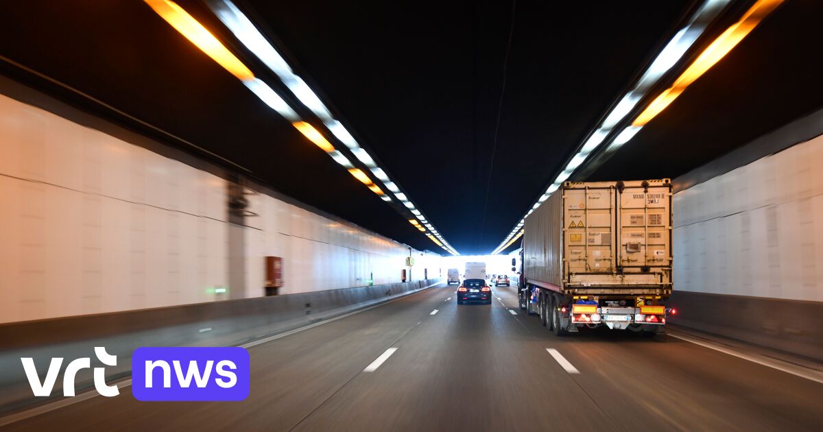 Kettingbotsing met 4 vrachtwagens in Kennedytunnel: heel de middag lange files rond Antwerpen