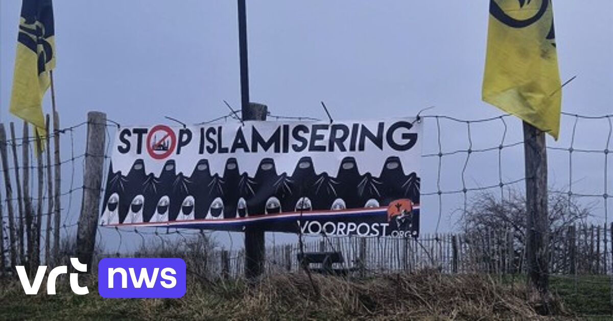 Extreemrechtse banner en vlaggen op mijnterril van Beringen: 