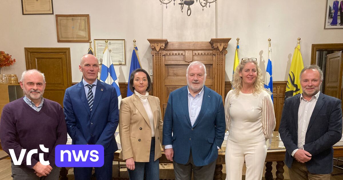 デデッカー市長とN-VA市会議員デシェーマッカー氏の休憩後：ミデルケルケで新しい市会議員が選出される