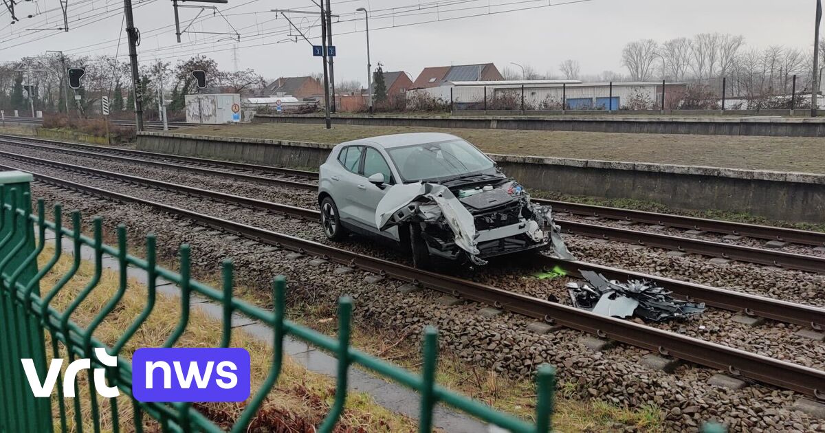 Auto durchbricht Zaun und gerät auf Bahngleise: „Fahrer hat möglicherweise das falsche Pedal getreten“