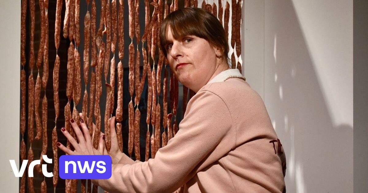 Televisiemaker Sarah Vandeursen creëert absurde expo rond droge worsten in Brugge