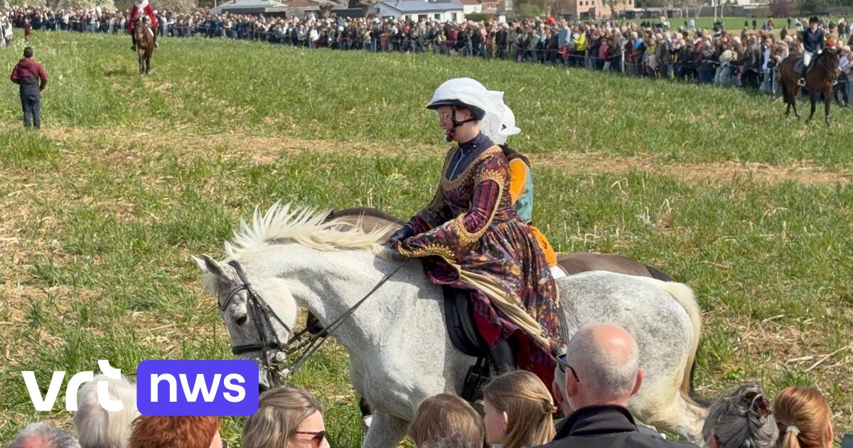 Hakendover bruist tijdens traditionele paardenprocessie op paasmaandag