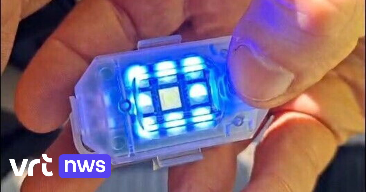 Politie betrapt motorrijder met illegale blauwe knipperlichten in Deurne, rijbewijs meteen ingetrokk