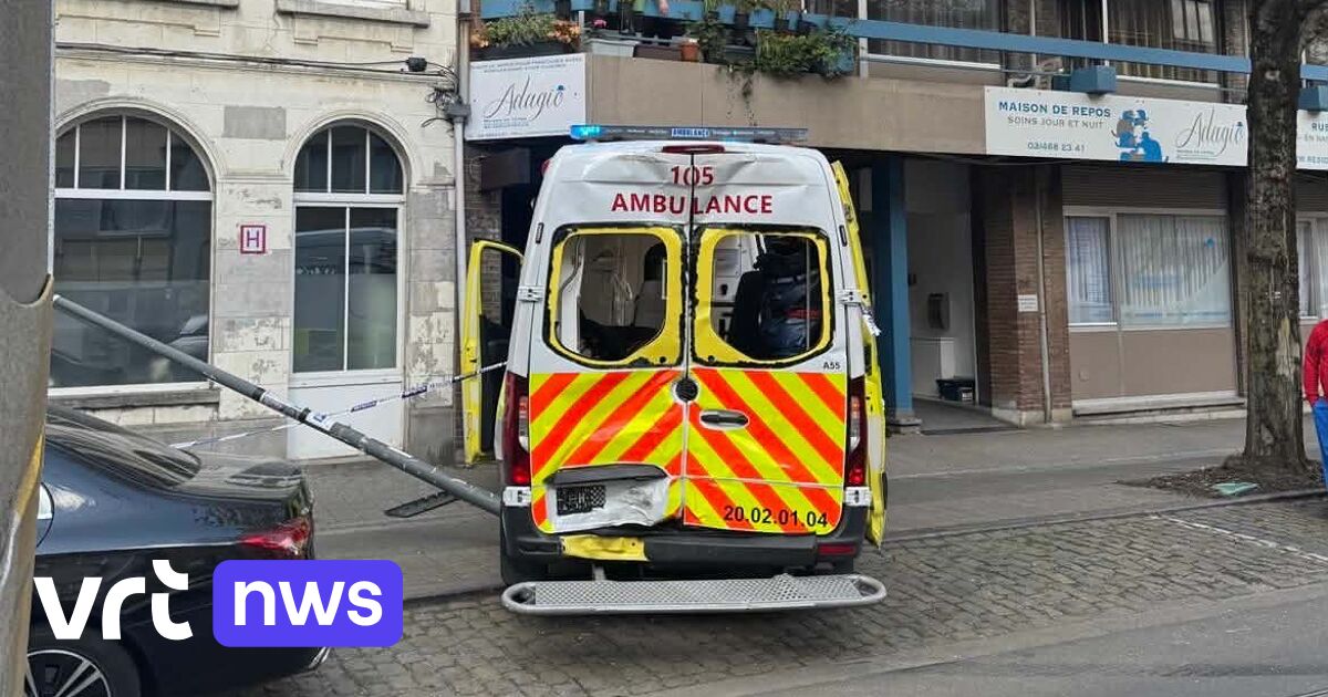 Botsing tussen privé-ziekenwagen en tram: 3 gewonden