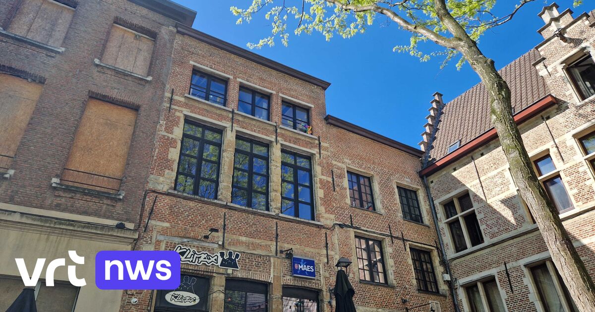 Vijf dronken studenten gered van cafédak door Antwerpse brandweer: 