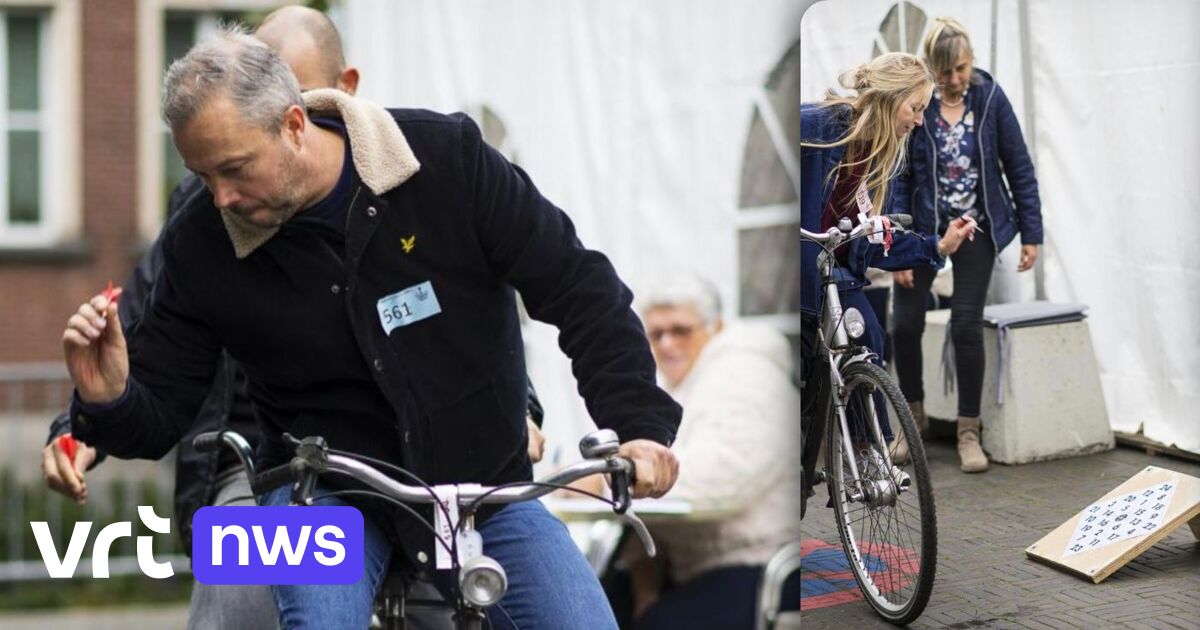 Vogelpik op de fiets in Merksplas. Het is een oude traditie.