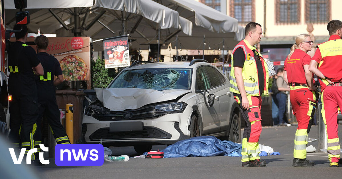 Auto rijdt in op mensen. Drie mensen dood.