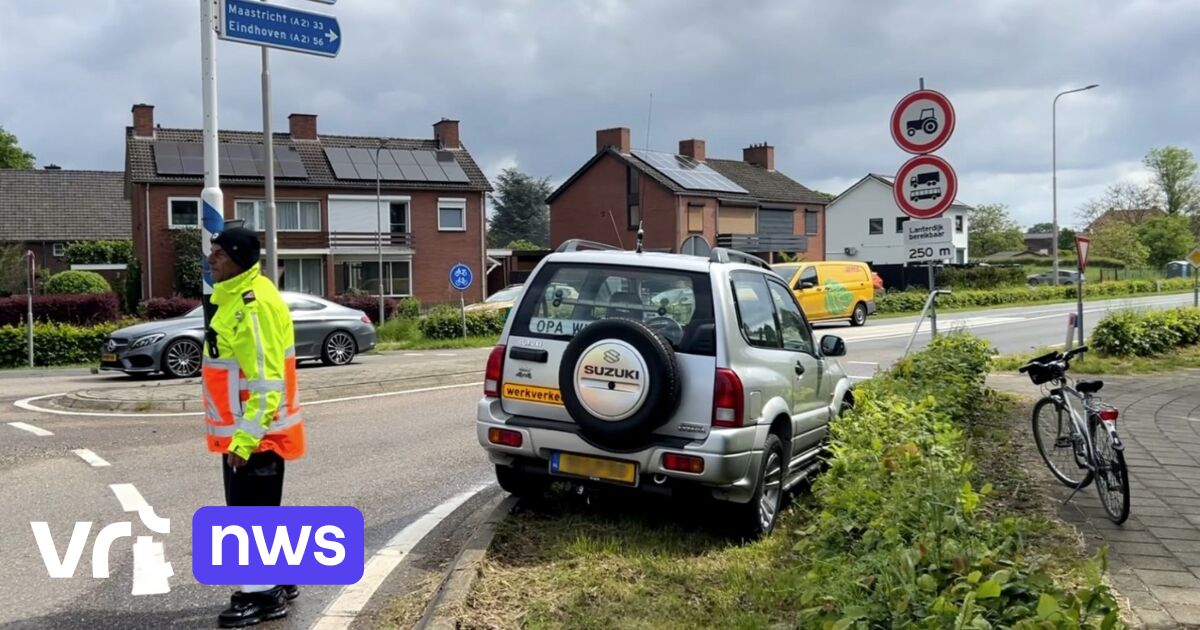 Steward bewaakt brug over Julianakanaal vlak bij Maaseik omdat vrachtwagens verbod blijven negeren
