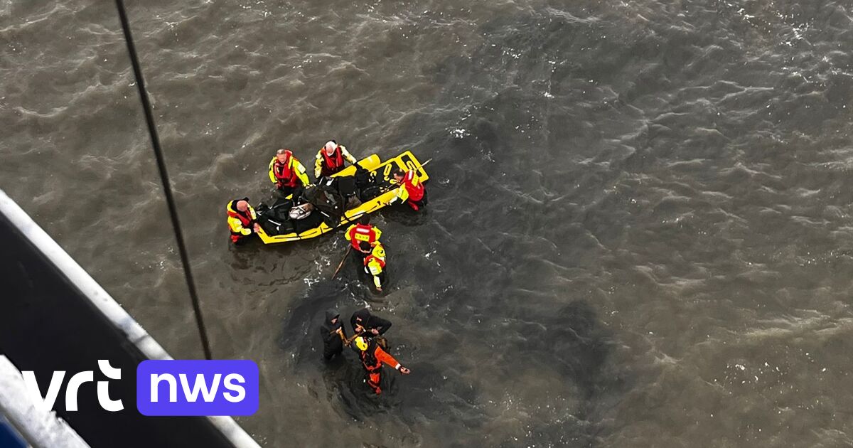 Nederlandse kustwacht redt 32 onderkoelde wadlopers met helikopter en reddingsboten bij Ameland