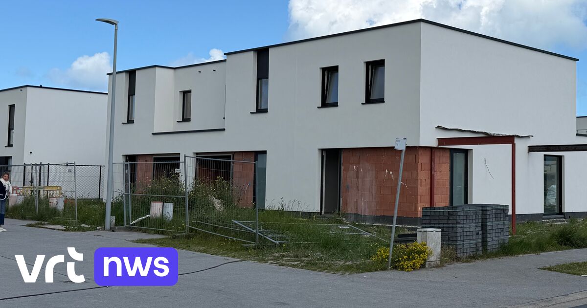 Minister Bonte bezoekt woonproject in Lombardsijde dat onder marktprijs verkoopt: 