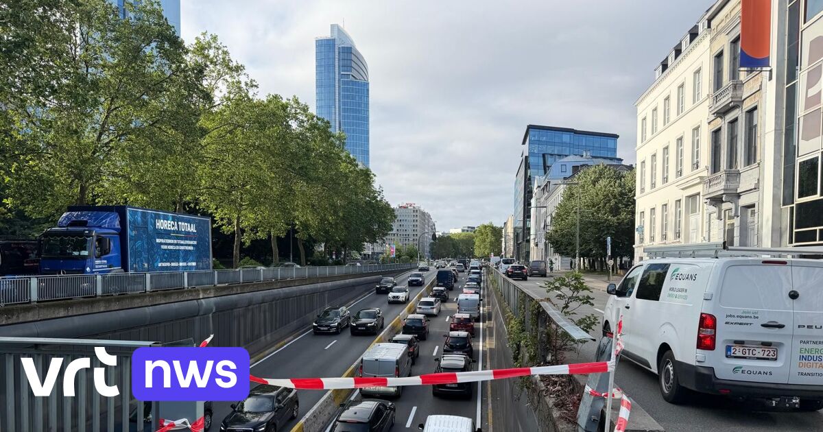 Car drops into Kruidtuin Tunnel (Botanique) in Bru