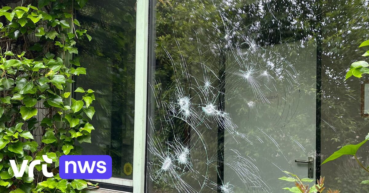 Opnieuw ruit vernield aan feestzaal Fort 8 in Hoboken: 