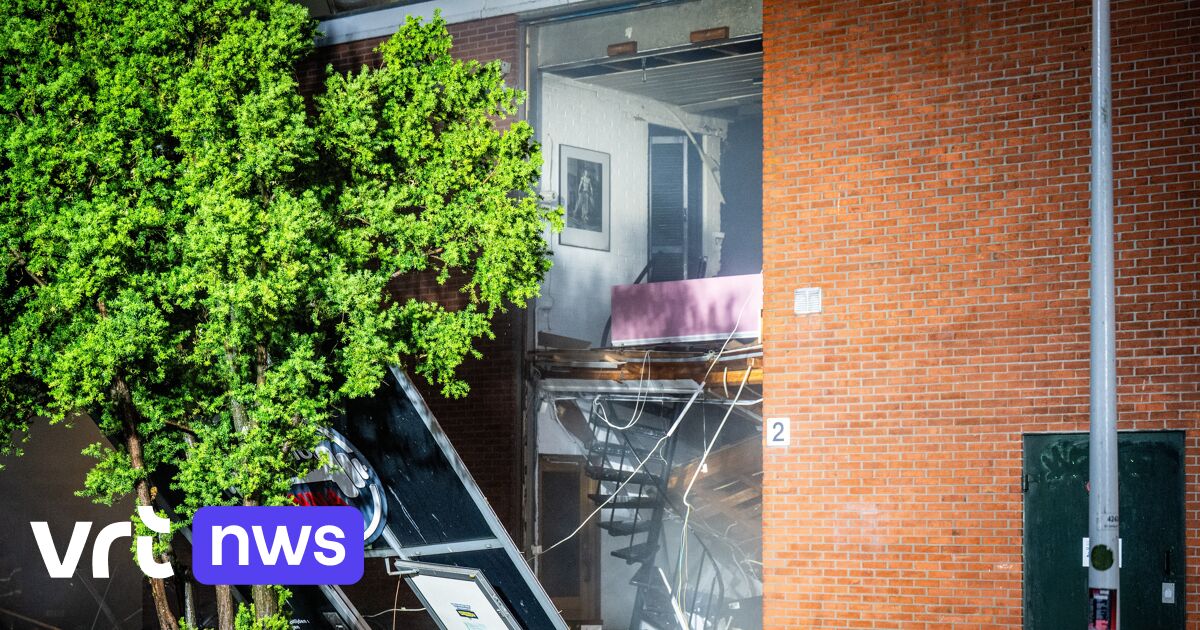 Geen slachtoffers gevonden onder puin na explosie en brand in Amsterdam