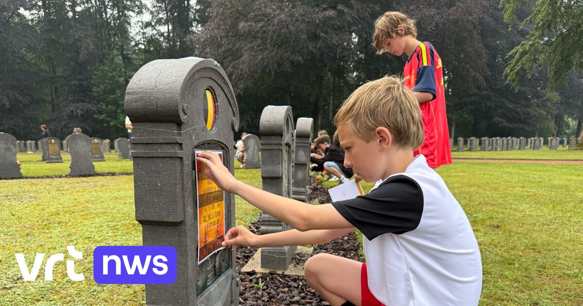 Schoolkinderen uit Houthulst plaatsen tijdelijke naamplaatjes op beschadigde militaire graven