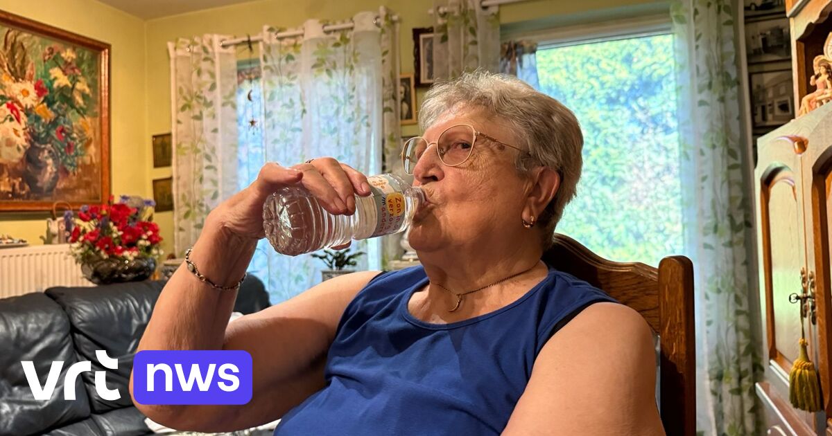 Vleteren bezoekt alle 410 senioren met water en een praatje tijdens de hitte: "Het doet deugd"