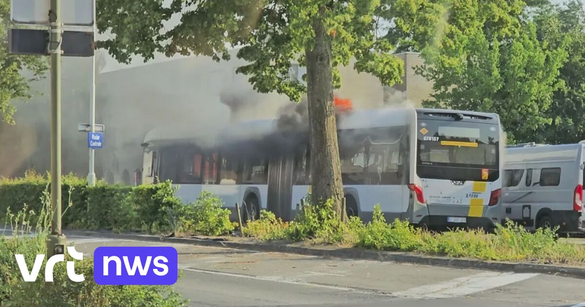 Lijnbus vat vuur in Schelle, mogelijk door oververhitte airco