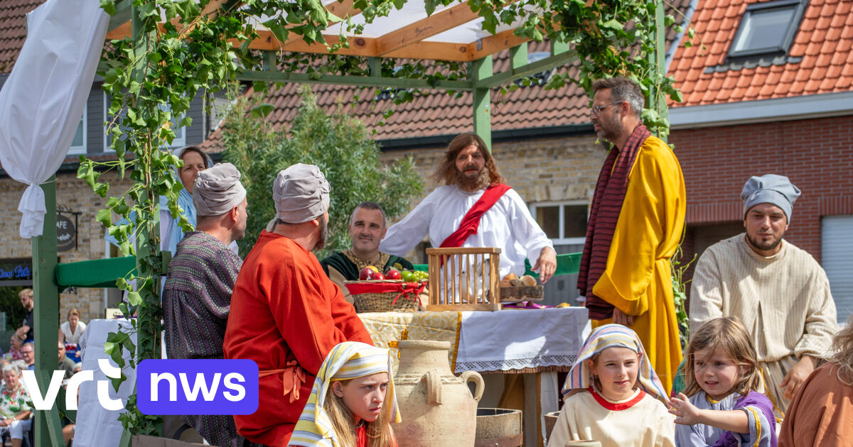 1.000 mensen kijken naar 81e Heilig Bloedprocessie in Deinze: "Elke keer hetzelfde verhaal, maar telkens kunnen we vernieuwen" | VRT NWS Nieuws