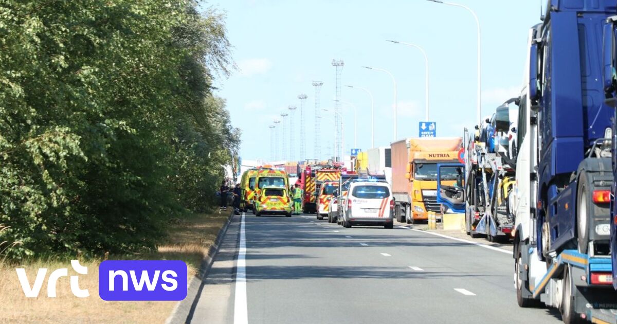 Police and emergency services at a fatal traffic accident scene in Kallo, East Flanders.