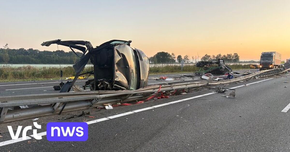 Acht gewonden naar ziekenhuis na ongeval met touringcar vol scholieren in Nederland