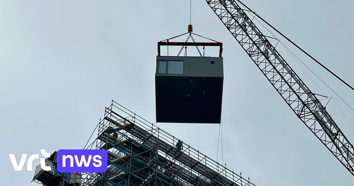 Skybox van 20,4 ton gehesen op schachtbok voormalige mijn in Heusden-Zolder