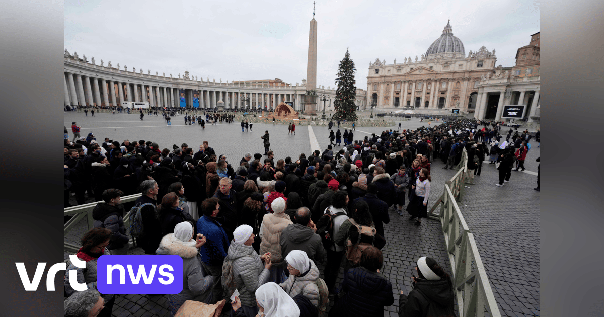 Lange rij wachtenden in Rome schuiven aan om lichaam Benedictus laatste ...
