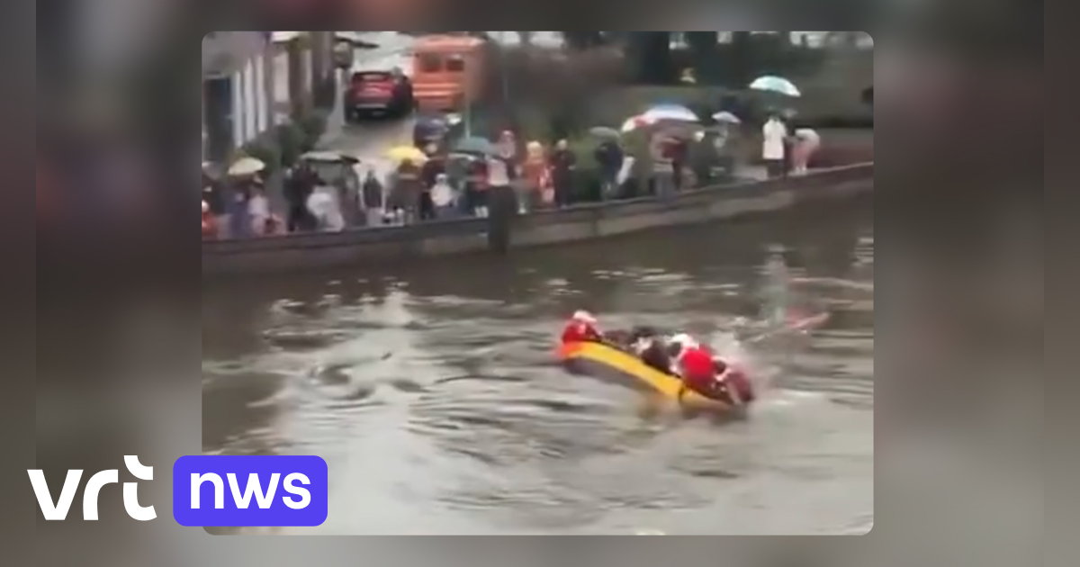 Zwarte Pieten in Gouda kopje-onder: boot zinkt tijdens intocht