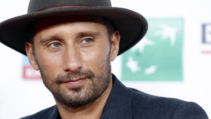 Matthias Schoenaerts opgepakt voor weerspannigheid bij politiecontrole:  reed ook zonder rijbewijs en weigerde ademtest | VRT NWS: nieuws