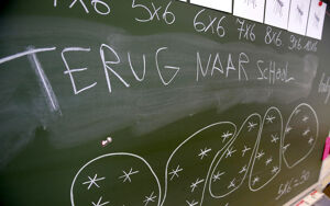 小学课堂黑板上的计算练习，呈现研究所考察的正式学习环境。