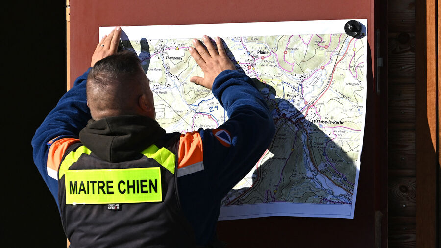 Franse politie houdt grote zoekactie naar vermiste 15-jarige Lina | VRT NWS: nieuws