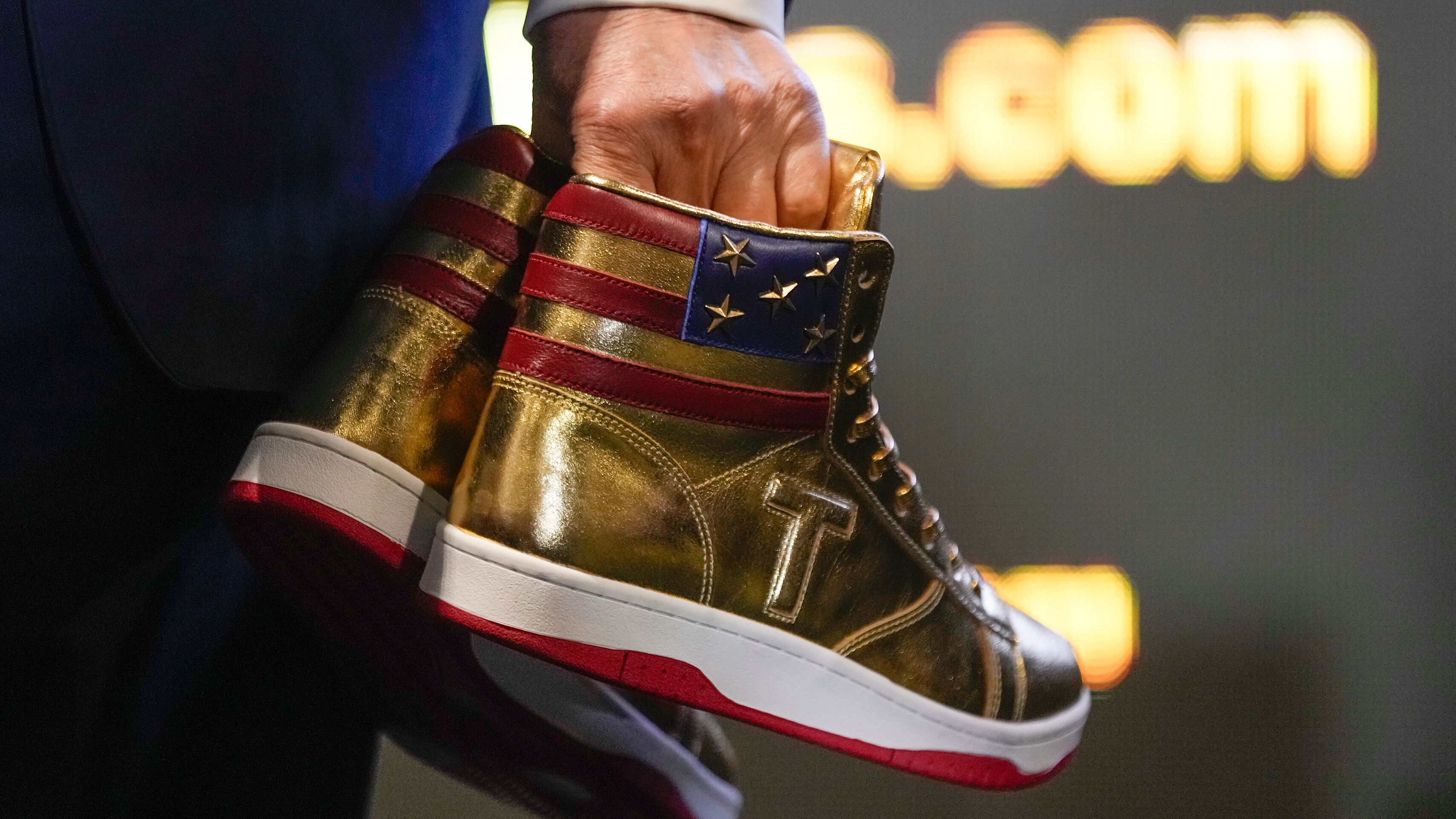 Donald Trump lanceert gouden sneakers en roept jongeren op om te gaan  stemmen | VRT NWS: nieuws