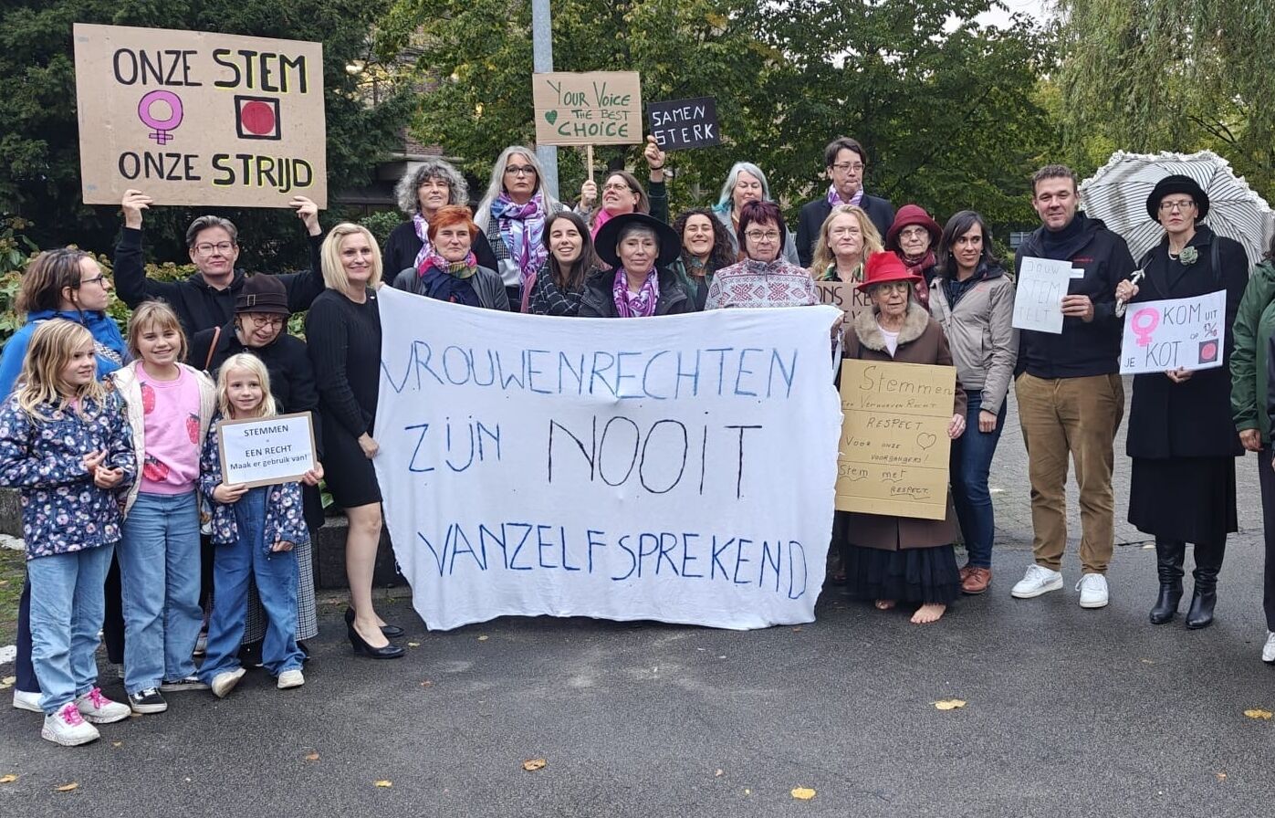 Preview Verkleed als suffragettes roepen vrouwelijke politici uit Zemst, Meise en Vilvoorde vrouwen op om te gaan stemmen