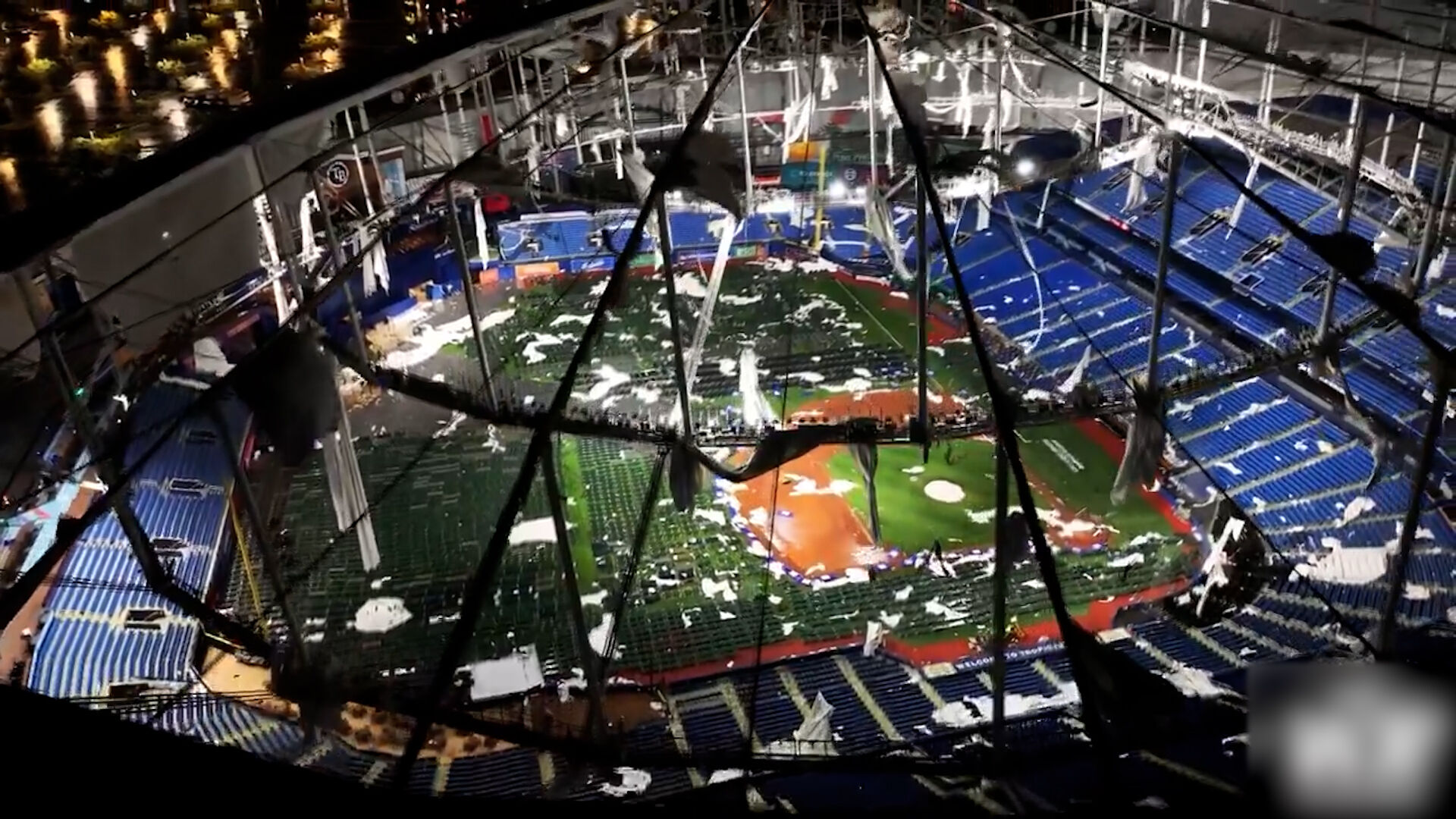 Preview Orkaan Milton blaast dak weg van stadion, veel schade en miljoenen mensen zonder elektriciteit