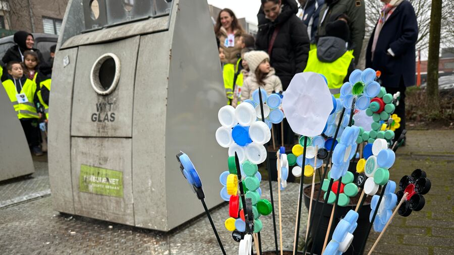 Kinderen planten bloemen van afvalmateriaal rond glasbakken in  Heusden-Zolder: signaal om geen overtollig afval achter te laten | VRT NWS  Nieuws