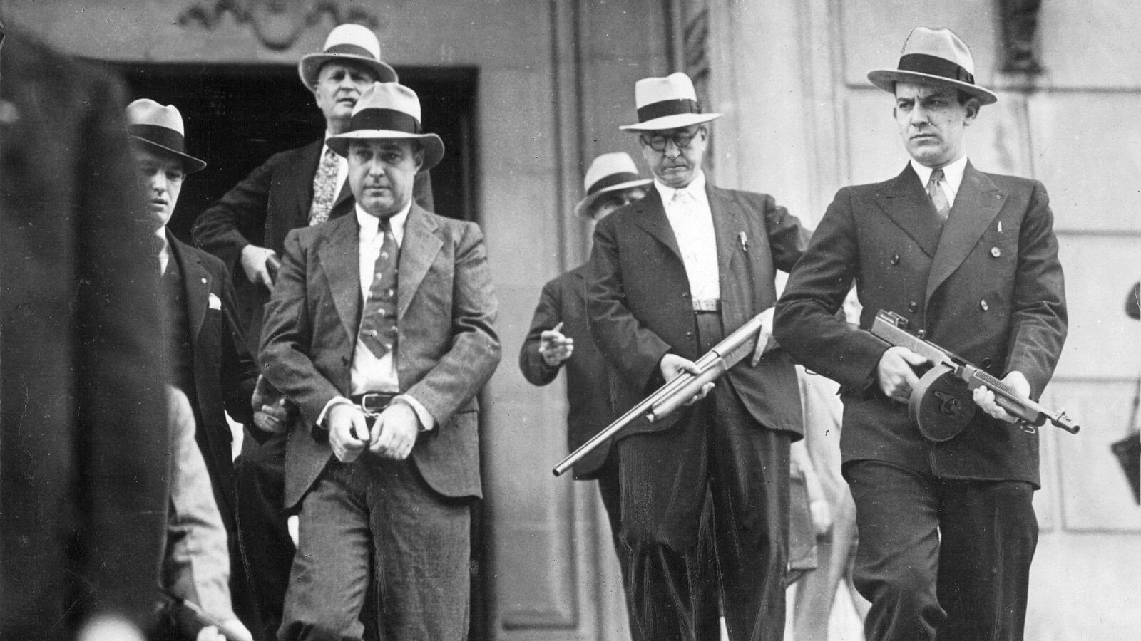 Foto 'Machine Gun' Kelly wordt door zwaarbewapende FBI-agenten naar de federale rechtbank in Oklahoma gebracht.  Scherl/Süddeutsche Zeitung Photo