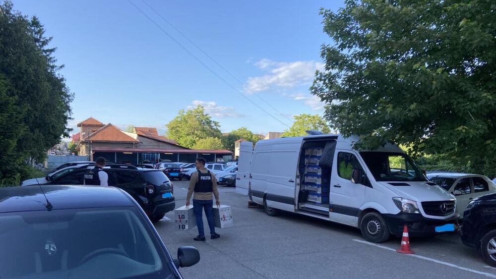 Foto In Roemeniƫ kon de politie 71 duiven in beslag nemen.