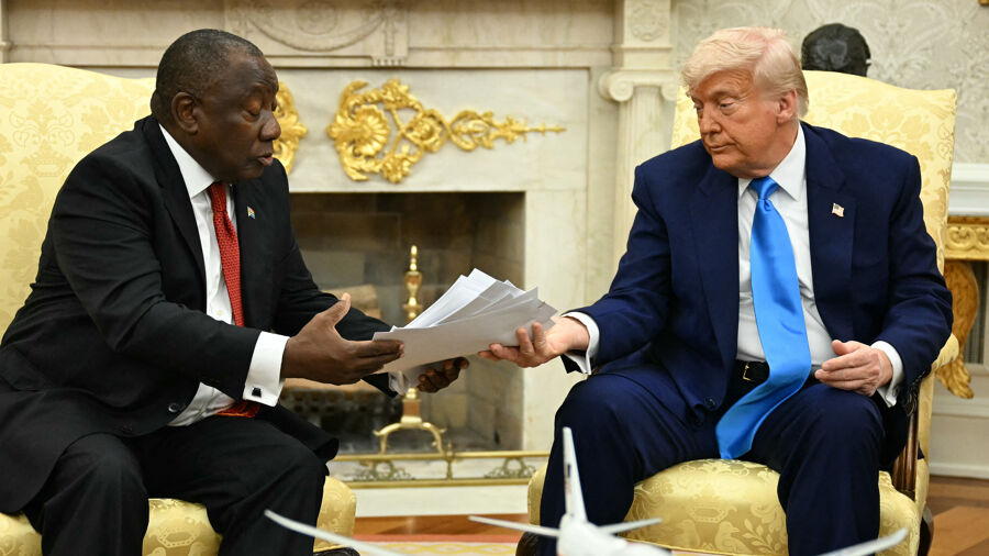 Foto uit Congo en ceremonie in plaats van begraafplaats: Trumps bewijs voor  'witte genocide' in Zuid-Afrika meermaals misleidend | VRT NWS: nieuws