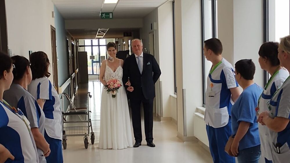 Foto Het team van de dienst oncologie wuifde de patiënte uit op haar trouwdag.  Foto: AZ Turnhout