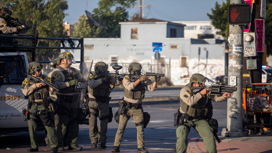 Trump stuurt Nationale Garde naar Los Angeles om protest tegen aanhoudingen  van migranten in de kiem te smoren | VRT NWS: nieuws
