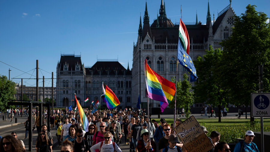 Orbán sluit uit dat ordediensten tussenbeide komen tegen Pride in Boedapest  morgen | VRT NWS: nieuws